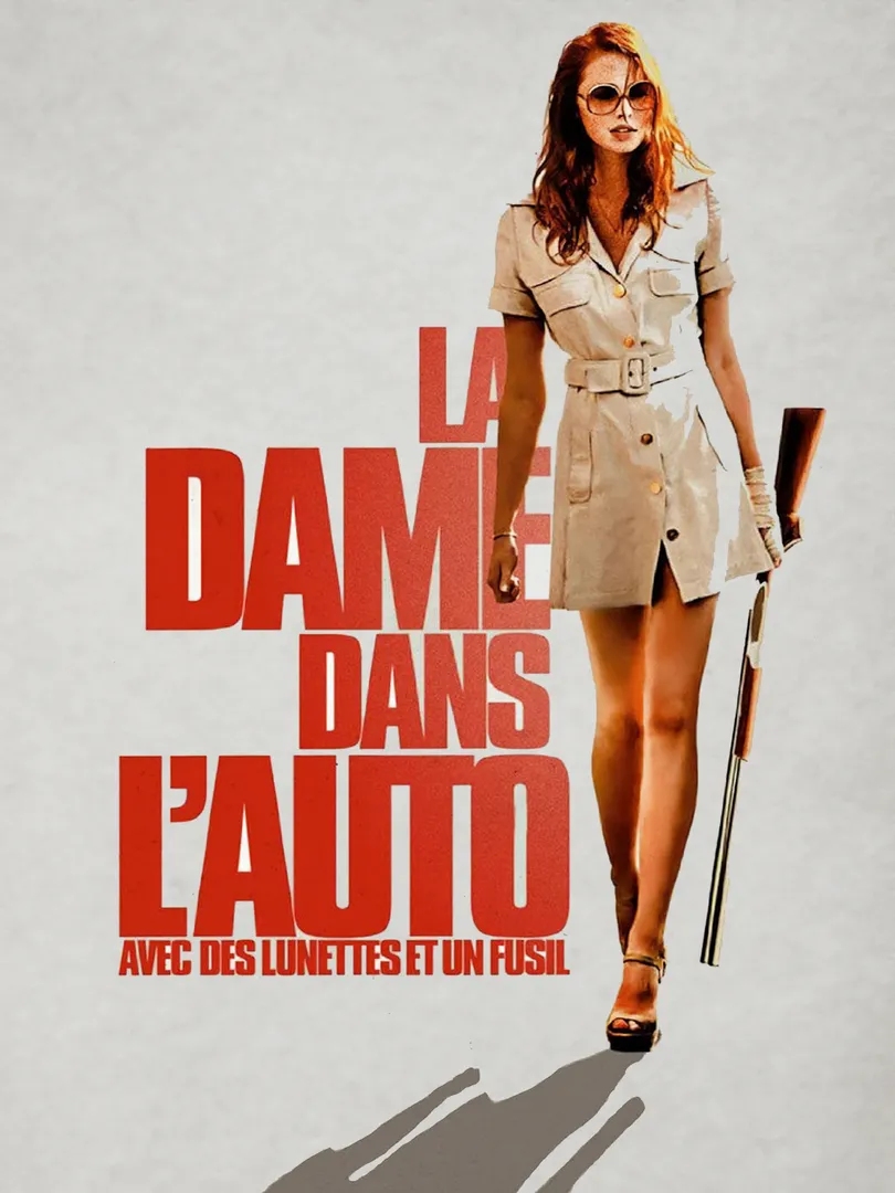 La dame dans l'auto avec des lunettes et un fusil