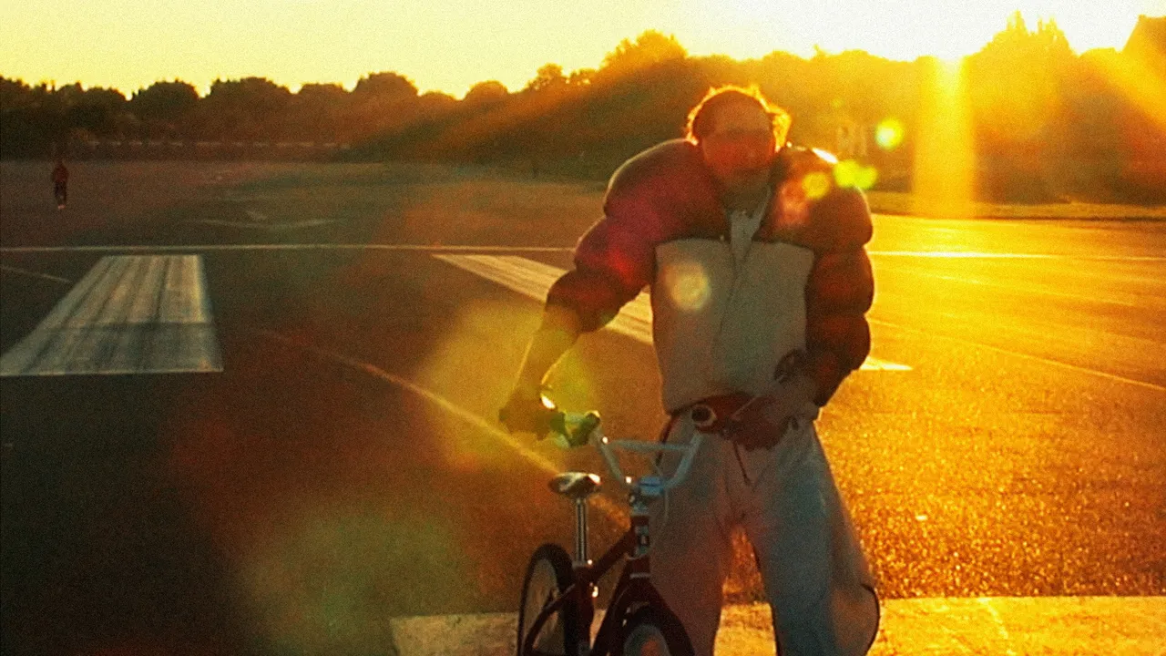 Mann im Spagat background image